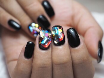 ミーナネイル(miinanail)/ブラック×ビジューネイル
