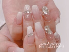 ビジュー×イニシャルネイル