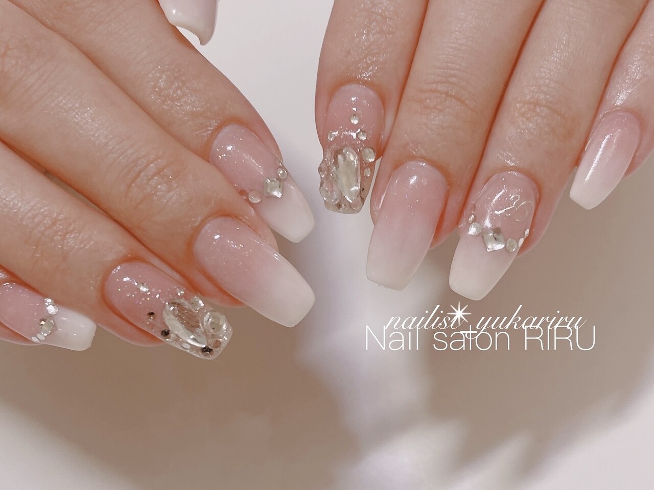 2025年-2026年冬トレンド】イニシャルのネイルデザイン集｜人気順