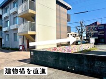シェービングスタンド 浜松店/駐車場から店舗入口