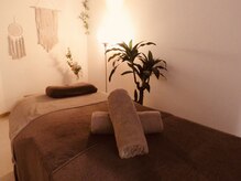 睡眠サロン頭(tsumuri)の雰囲気（落ち着いた照明と音楽。完全個室で、誰にも気を遣わない時間を。）