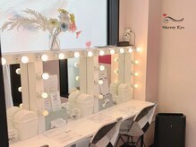 ピンクを基調とした店内。メイクブースも完備しております♪