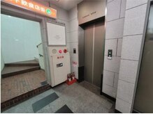 イージーホワイトニング 神戸三宮店(easy whitening)/ビルのエレベーター