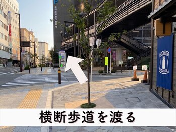 ビューステージ アイブロウサロン 小田原/ローソンを右手に横断歩道を渡る