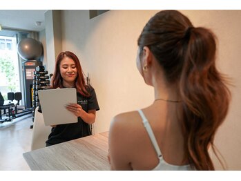 スタジオ ビーアンドジー 関内(studio B/G)の写真/揉んでも戻る肩こりは、姿勢が原因です。姿勢改善に特化した関内の女性専用パーソナルジム