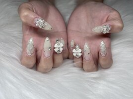 ホワイトガーリーキラキラネイル