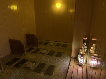 イデアール(ideal)の写真/石にこだわった岩盤浴で良質の温活★老廃物の排出を促進して代謝もUP！気になる冷え・むくみの解消にも◎