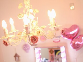 月猫/可愛いバラのシャンデリア