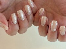 エム ネイルスタジオ(em)の雰囲気（つやつやホワイトカラーにきらきらのビジューデザイン）