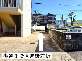 シェービングスタンド 浜松店/駐車場から店舗入口