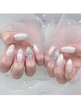 シュシュ(Chou Chou)/White pearl glow nail 