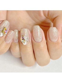 ビジュー盛りネイル