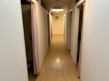 琉球温熱療法院 うるま市本院の雰囲気（清潔で温かみのある個室でお客様のプライバシーを守ります）