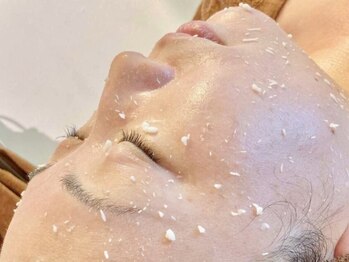 セレブリボーン 大阪ボーテの写真/韓国式肌管理【セルマンピーリング】で蓄積された古い角質を徹底ケア！年齢に応じたエイジングケアを