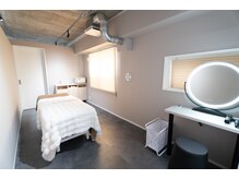 フェイスドット 中目黒(face.)の雰囲気（広々な個室に専用のドレッサー、リファドライヤーも完備♪）