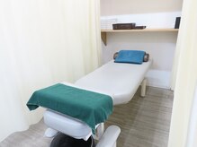 プラネット鍼灸整骨院の雰囲気（カーテンで仕切り、半個室状態で施術/お着替えもサイズ別に完備）