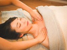 メゾンドスリーブ(Maison de Sleeve)の雰囲気(デコルテとお顔には、オイルを使用します。巡りが良くなります。)