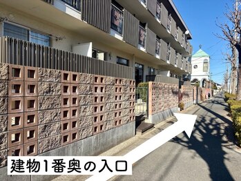 シェービングスタンド 浜松店/駐車場から店舗入口