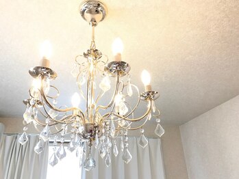 エステティック サロン ノナ(NONA)/シャンデリアで少し優雅な気分♪