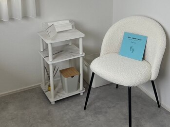 フットミー(foot mii)/ライトブルーとグレー空間