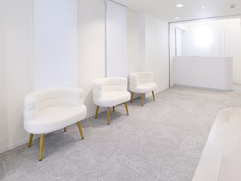 リン 大宮院(RIN)/待合室ソファ