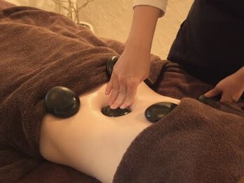 サロンドシュシュ 心斎橋本店(salon de chouchou)/ホットストーンでお腹も解します