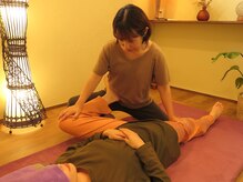 ぶあ鍼灸室の雰囲気（タイ古式のストレッチで身体全体の柔軟性がアップ！）