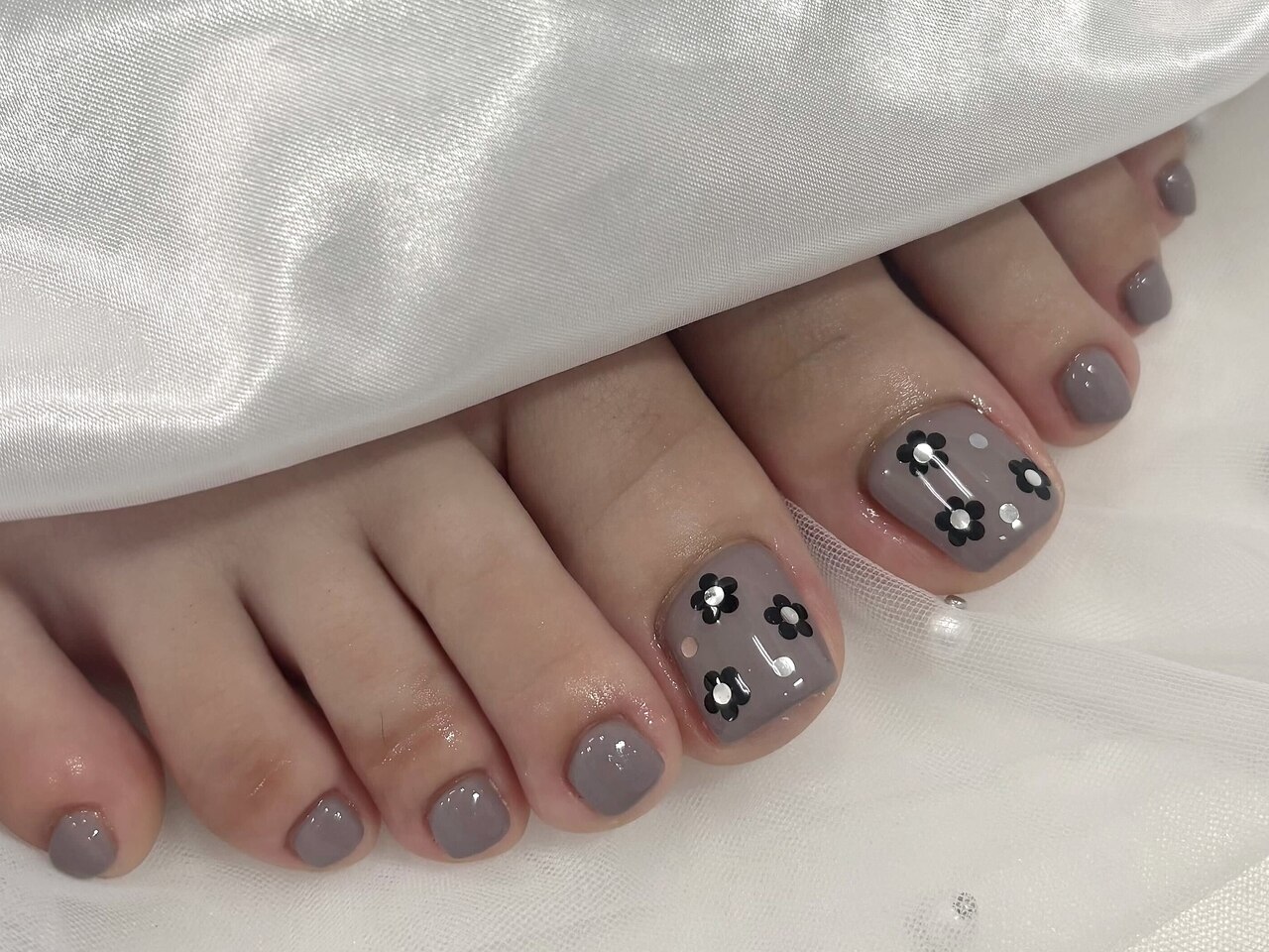 2025年秋トレンド】グレー フラワー フットのネイルデザイン集