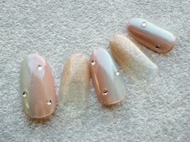 うる艶ピンクのストーンネイル