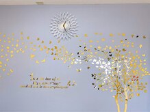 ミドリ(MIDORI)/壁に樹木の装飾をしました！