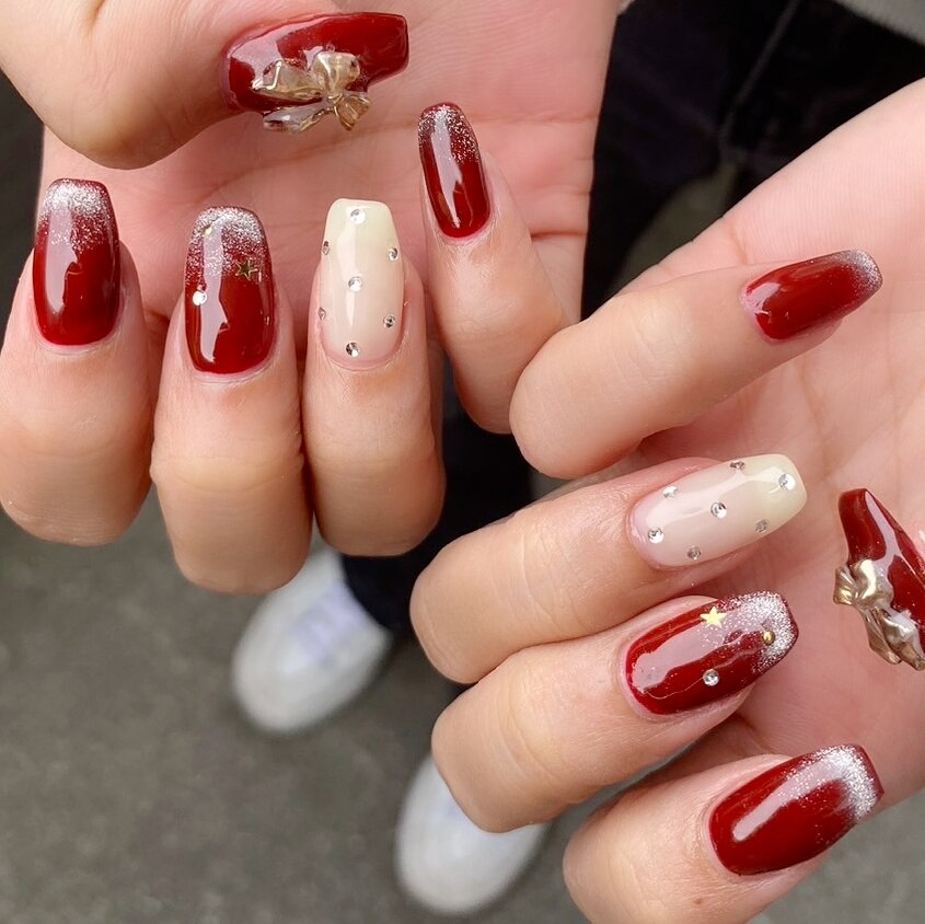 2026年冬トレンド】ボルドー クリスマスのネイルデザイン集