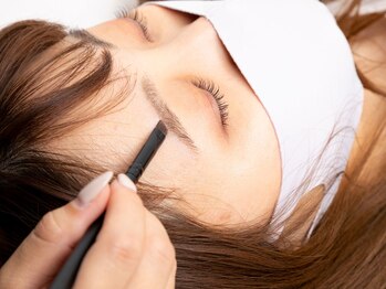 マカナ アイラッシュ アイブロウ(makana)の写真/[眉のお手入れはプロにお任せ♪]自分に合った眉の形で印象がグッとUP◎パリジェンヌとのセットメニューも♪