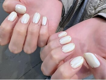 ノラ ミナミアオヤマ(NORA MINAMIAOYAMA)/ホワイトパールスタッズ