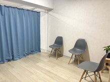 リリーフ 整体院(RELIEF)の雰囲気(待合には椅子があり、施術ルームと仕切っております♪)