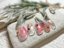 金箔が舞う桜ネイルの風物詩