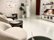 ラティの雰囲気（店内、カウンター前。落ち着いた空間）