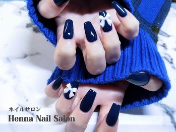 ヘンナコンス(Henna Kongs)/ネイビーで魅せる甘辛リボン