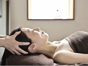サロン ド サンテボーテ(Salon de Sante et Beaute)の写真/【ヘッドスパ】極上のリラックスタイム★耳つぼで血行を促してから頭をじっくりほぐします！