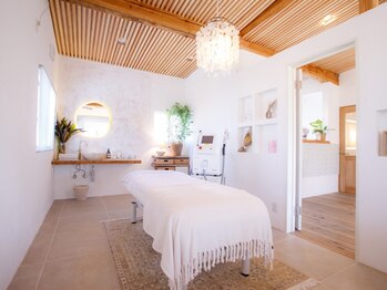 リノアンド(Lino&)の写真/たるみ、むくみをケアしてシャープな小顔へ♪引き締まったフェイスラインで、写真映えする美しさを実現★