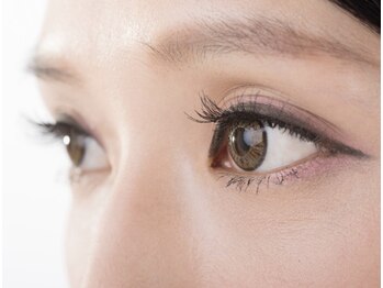 ホワイトアイ(WHITE EYE)の写真/【超軽量】マツエク派の常識が変わる!持続力と軽さを両立した「フラットラッシュ」で