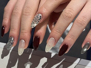 シルバー×ボルドー秋ネイル