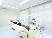 ホワイトニングショップ 多治見店の雰囲気（仕切りを開けて二人同時施術可能♪）