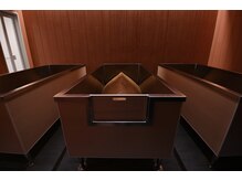 ひのきばこ/天井高く清潔感がある入浴ルーム