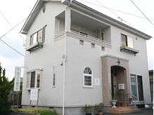 白い建物で”花うさぎ鍼灸院”の看板が目印です◎