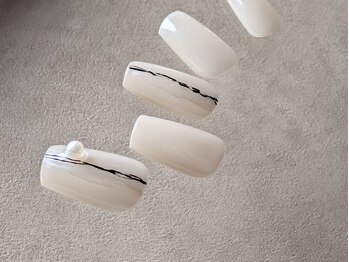エスキース ネイルスタジオ(esquisse nail studio)の写真/オフィスにも使えるちゅるんカラーで上品で少し遊び心のあるニュアンスネイルを。
