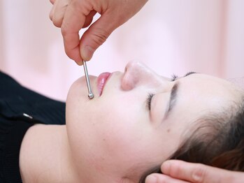ビヨウフォーウーマン(Biyo For Women)の写真/40代50代の気になるたるみやほうれい線ケアに◎刺さない美容鍼が人気でフェイスラインがシャープに!