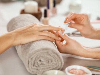 Lona【ロナ】nail&school フィルイン/長さだし【3月5日 NEW OPEN(予定)】の写真/【自爪を美しく整える】お仕事でジェルができない方へ◎プロの本格ケアで清潔感あふれる潤いたっぷりの手元