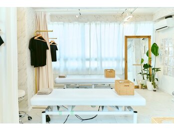 ルーツ 新橋店(R∞ts)/清潔感のある空間