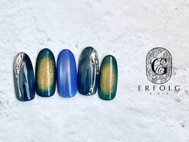 ブルー系で個性派ネイル