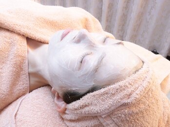プリズミント(Prismint)の写真/【まるで内から発光するワンランク上の陶器肌に!】小顔フェイシャル&背中ケアで綺麗なドレス姿に導きます♪
